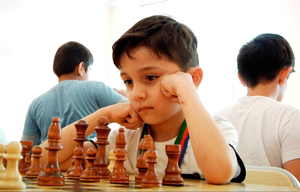 Şahmatda rəqib tanımayan məktəbli  