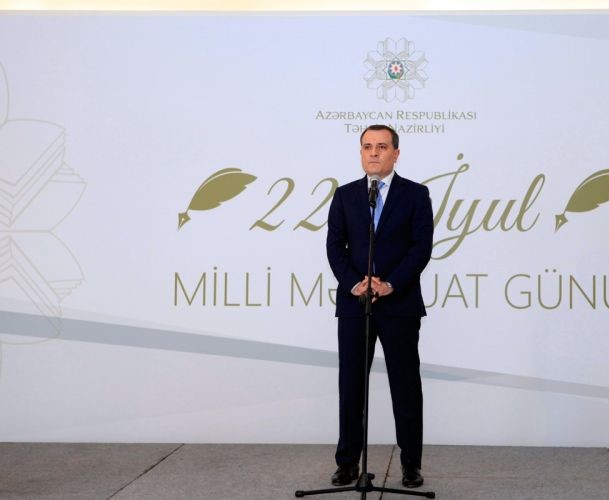 Nazirlik təhsil sahəsində fərqlənən jurnalistləri MÜKAFATLANDIRDI  