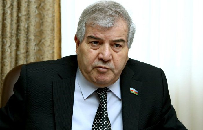 “Çirkli və yamaqlı paltar geyinib millətin qarşısına çıxırlar”- Xalq şairi dil qaydalarını pozanlara ETİRAZ
