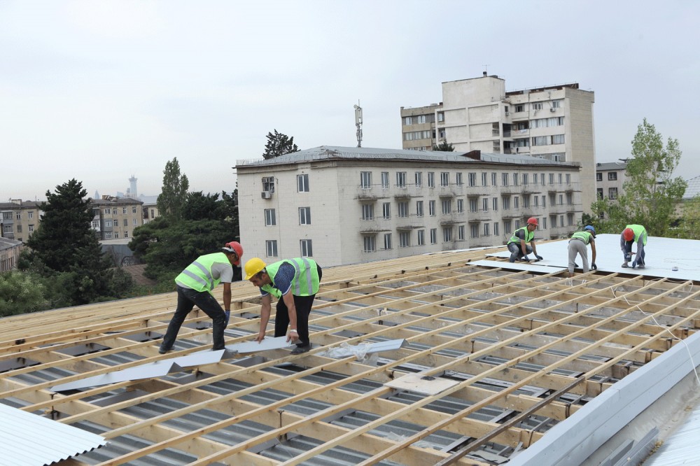 Bakı məktəblərində yeni dərs ilinə hazırlıq görülür - FOTO  