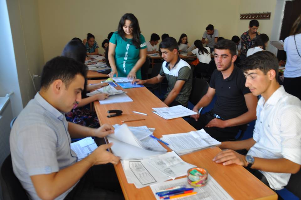 Universitetə qeydiyyatın yaratdığı çətinliklər – Valideyn və tələbələrin əziyyəti, “online nigaranlığı”  