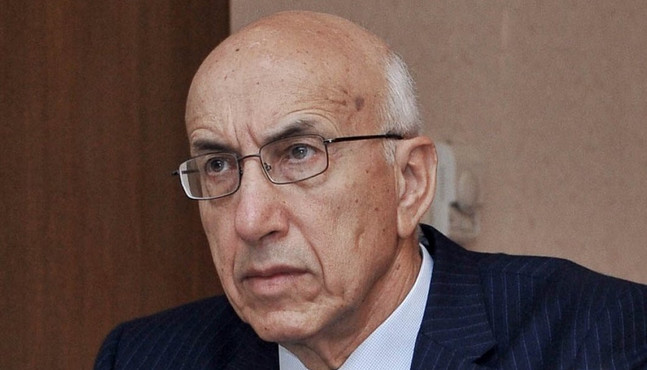 Deputat məktəblərdə rus bölmələrinin bağlanmasının əleyhinə çıxdı