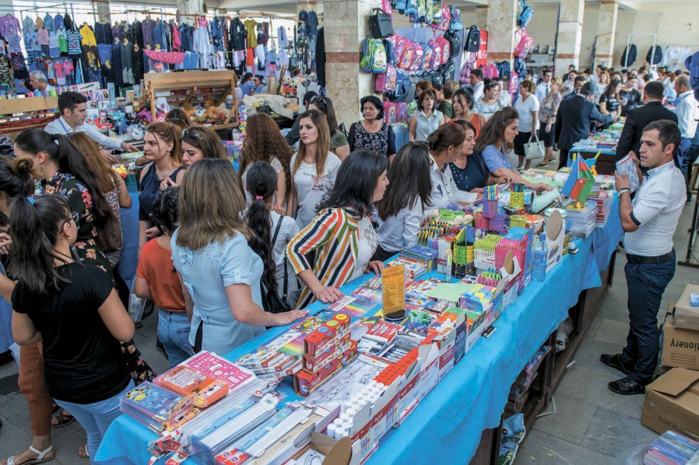 Naxçıvanda məktəbli yarmarkası keçirilir  