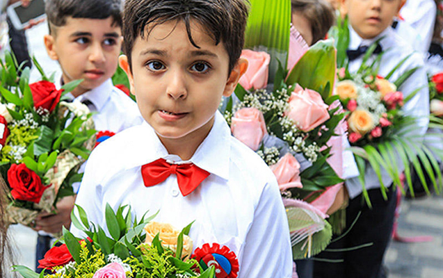 İlk dərs günündə müəllimlərə verilən güllərə üsyan – “Əvəzində kitab alın”  