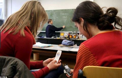 Azərbaycanda orta məktəblərdə mobil telefonlar qadağan oluna bilər - Yeni qanuna əsasən..