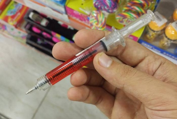 Məktəb ləvazimatları satılan mağazada şpris qələm: “Narkotikdən istifadəni təbliğ edir”