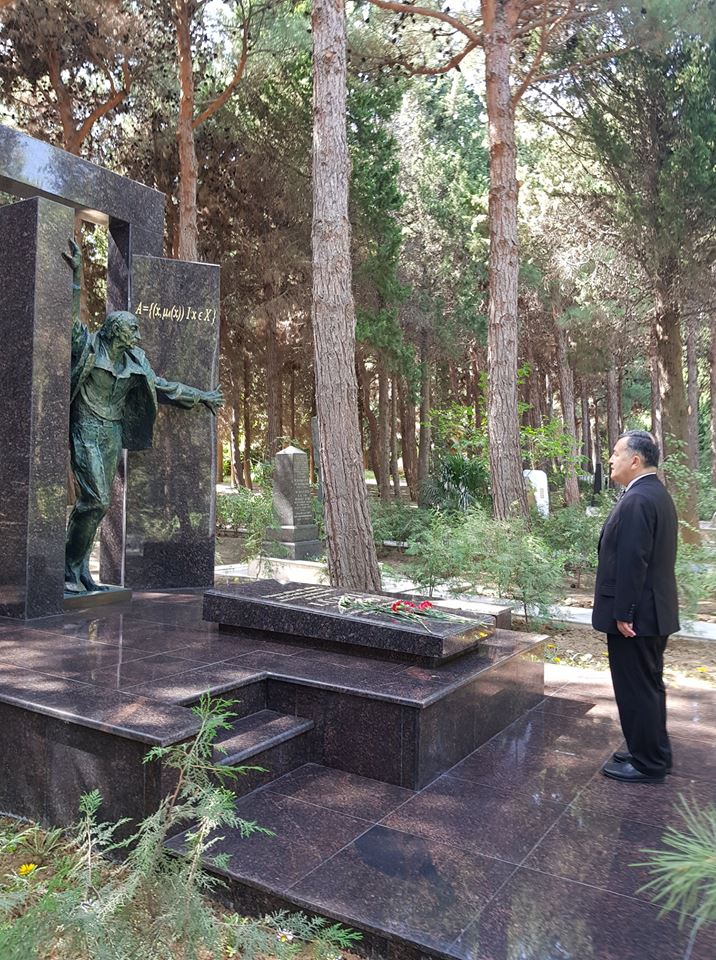 Deputat Lütfi Zadəyə görə kədərləndi:  “Qəbir üstündə mənə qədər cəmi bir dəstə gül var idi” - FOTO