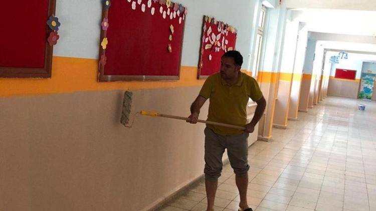 Əlində fırça məktəbi boyadı- Nümunəvi direktor