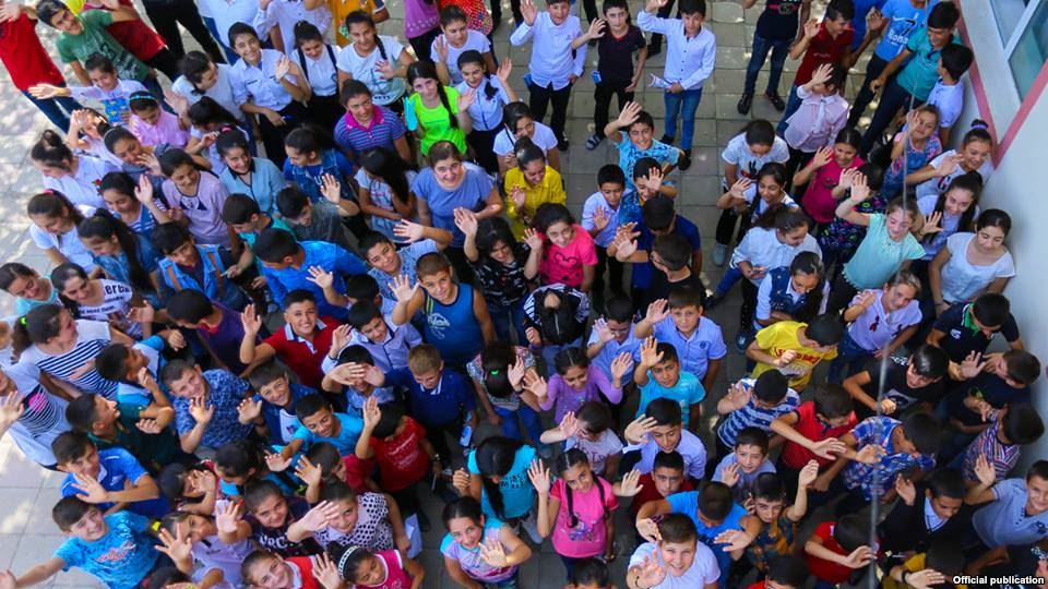  Muskie və TEA proqramlarının məzunları məcburi köçkün uşaqlara dərs deyir   