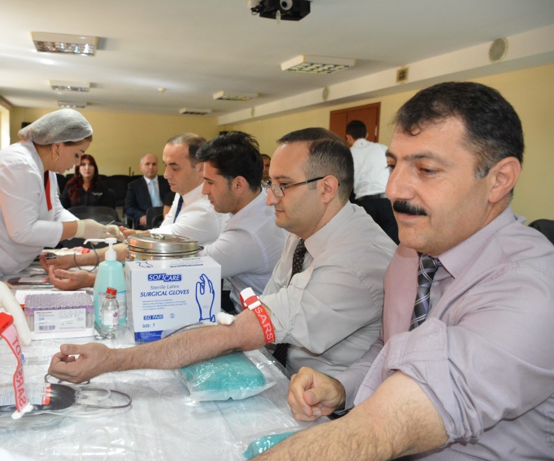 Müəllimlər qan verdi