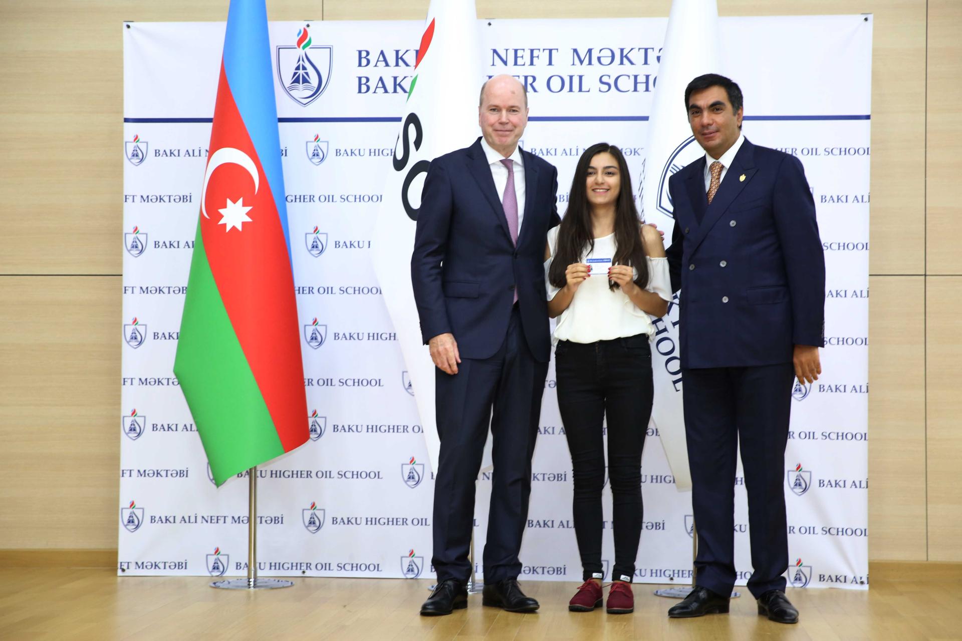 Bakı Ali Neft Məktəbində yeni dərs ilinin başlanması münasibəti ilə tədbir keçirilib  