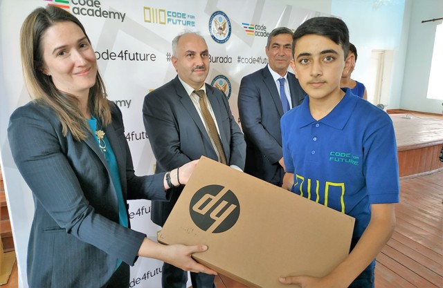 Köçkün məktəblilərə İKT kursları keçirilib