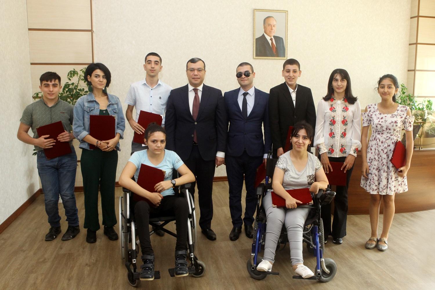 Ali məktəblərə daxil olmuş sağlamlıq imkanları məhdud gənclərlə görüş olub  