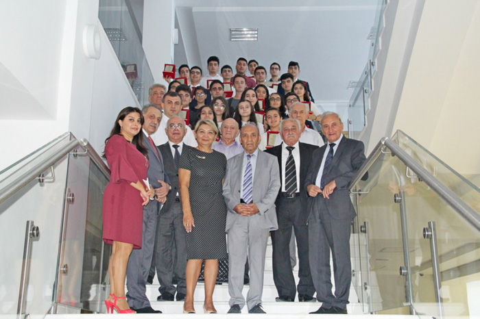Alimlər ali məktəblərə qəbul imtahanlarında 700 bal toplamış abituriyentlərlə görüşdülər