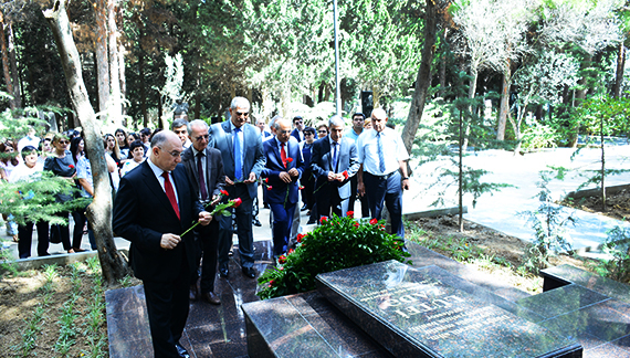 İnformasiya Texnologiyaları İnstitutunun kollektivi Lütfi Zadənin qəbirüstü abidəsini ziyarət etdi