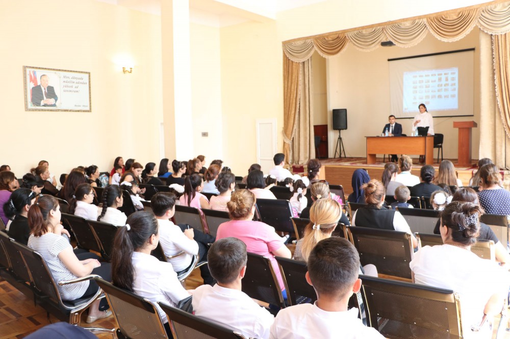 Paytaxt məktəblərində valideynlərlə görüşlər davam edir  