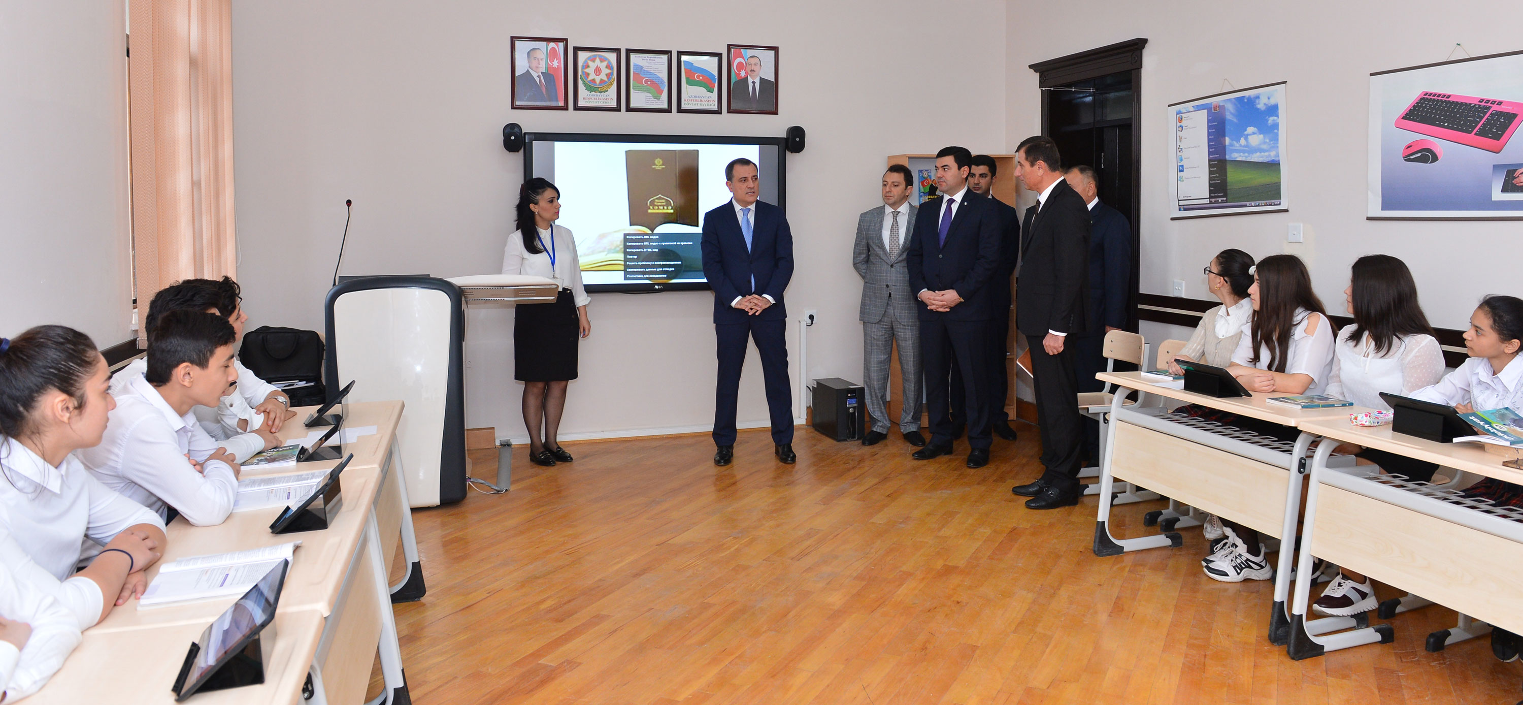 Təhsil naziri “Rəqəmsal bacarıqlar” pilot layihəsi çərçivəsində keçirilən dərslərlə tanış olub  
