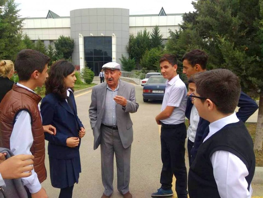 Məktəblilər xüsusi qayğıya ehtiyacı olan ahılları sevindiriblər  