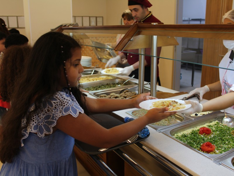 Dünya ölkələrinin məktəblərində şagirdlərə verilən yeməklər, xüsusi qidalar – MARAQLI 