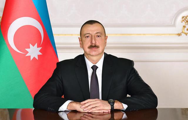 Prezident təhsil işçilərini təltif etdi