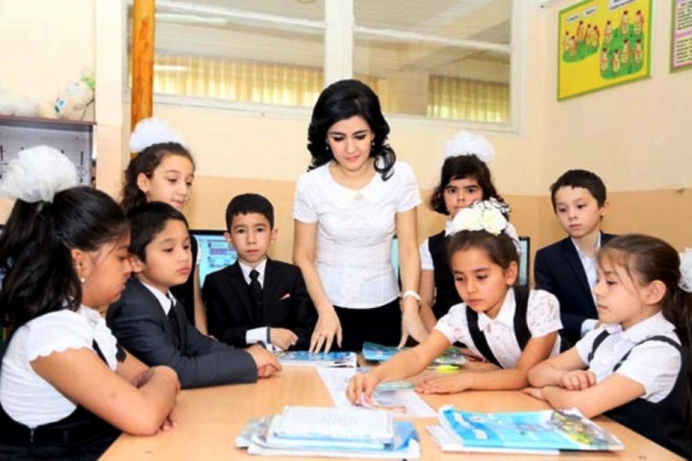 Bakı məktəblərində Beynəlxalq Müəllimlər Günü qeyd olunub  