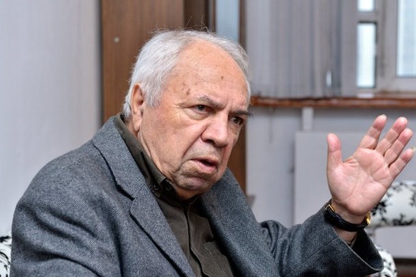 “51 il müəllim işlədiyim məkanlarda bu gün heç yada da düşmürəm” – Təqaüddə olan tanınmış yazıçı