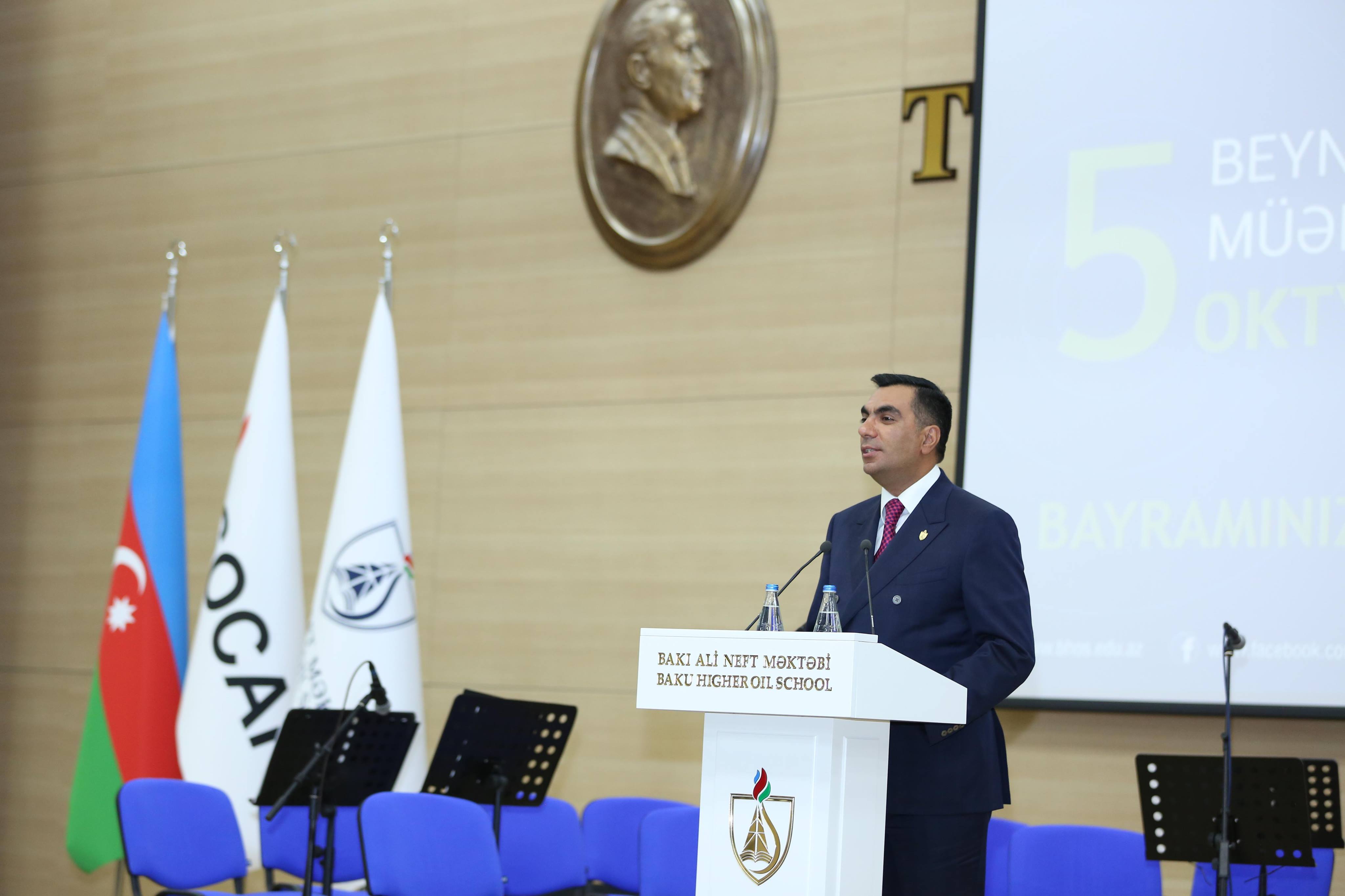 Bakı Ali Neft Məktəbində “Beynəlxalq Müəllimlər Günü” keçirildi