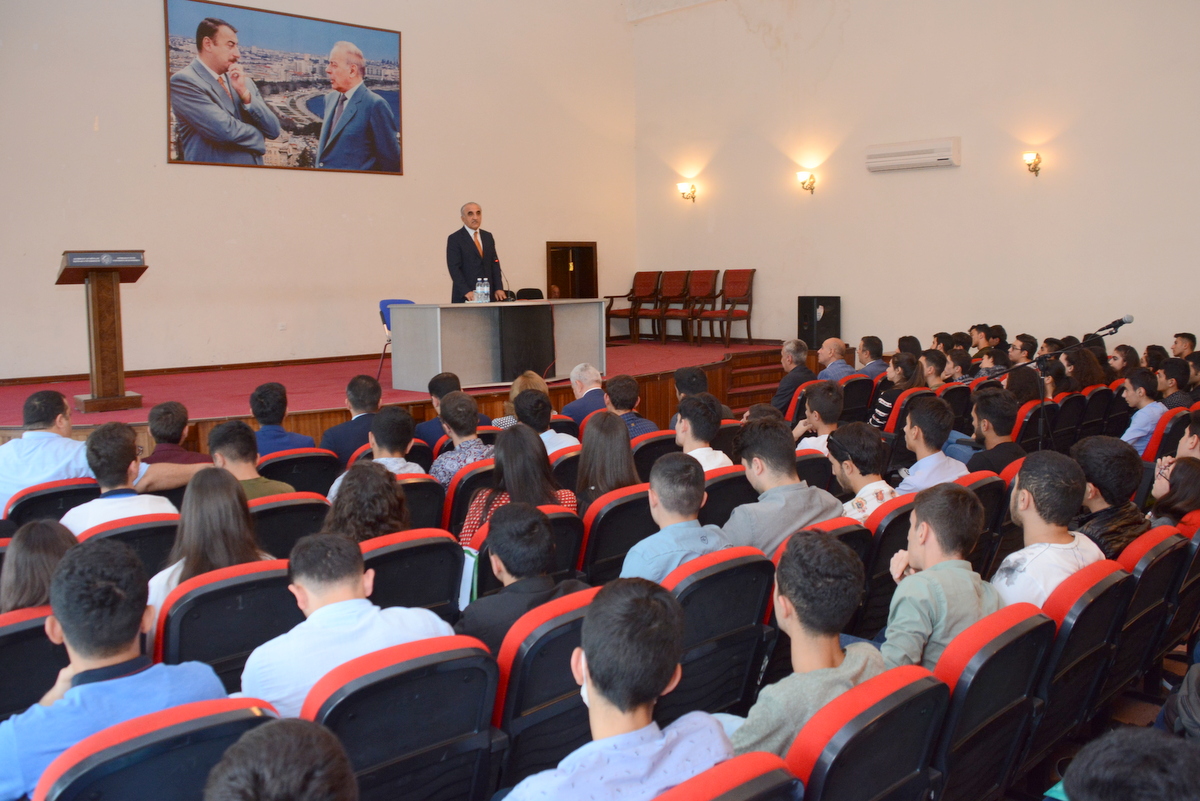 UNEC rektoru yeni qəbul olan tələbələrlə görüş keçirdi