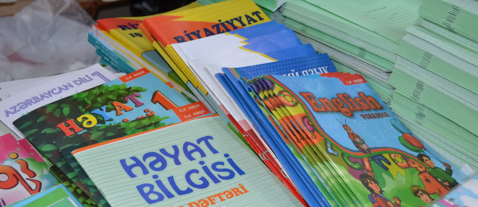 Şagirdləri çökdürən əlavə dərsliklər – “Özləri onları alır, sonra deyirlər ki,  biz məcbur edirik”