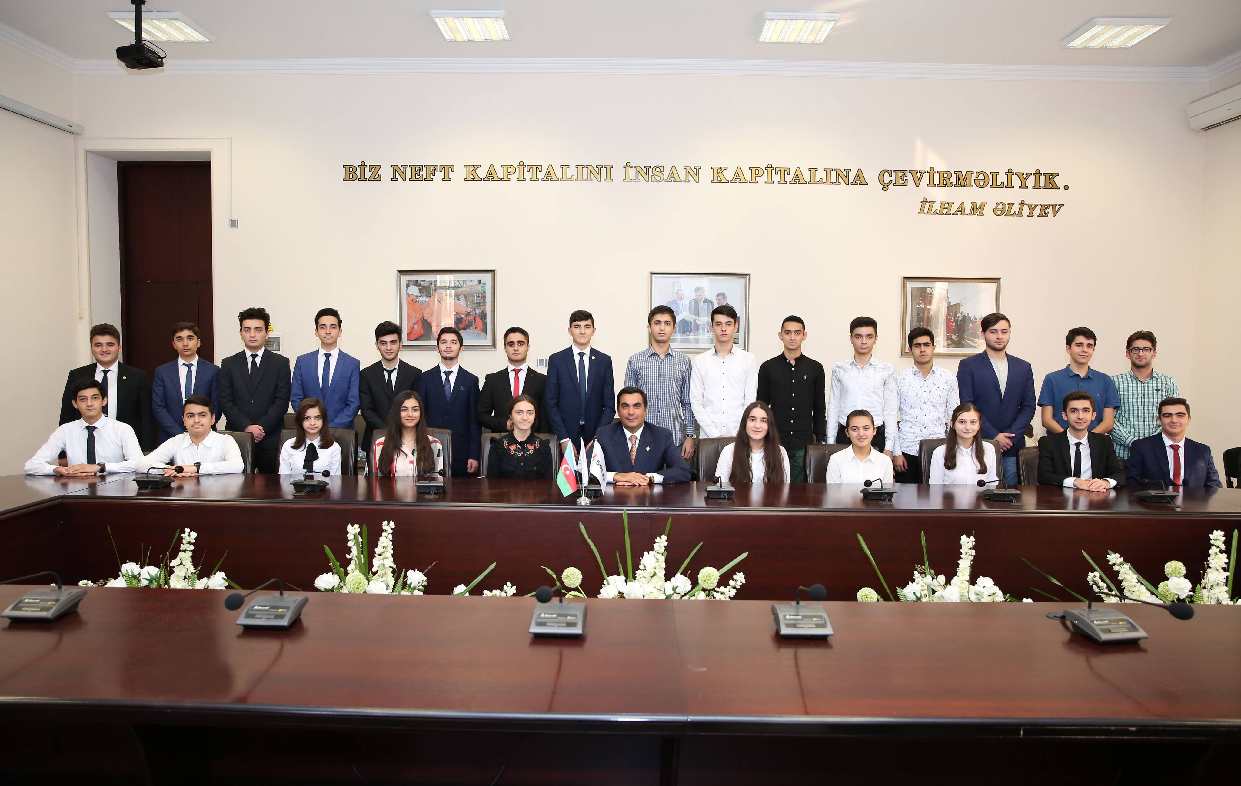 Rektor Elmar Qasımov 26 Prezident təqaüdçüsü ilə görüşüb
