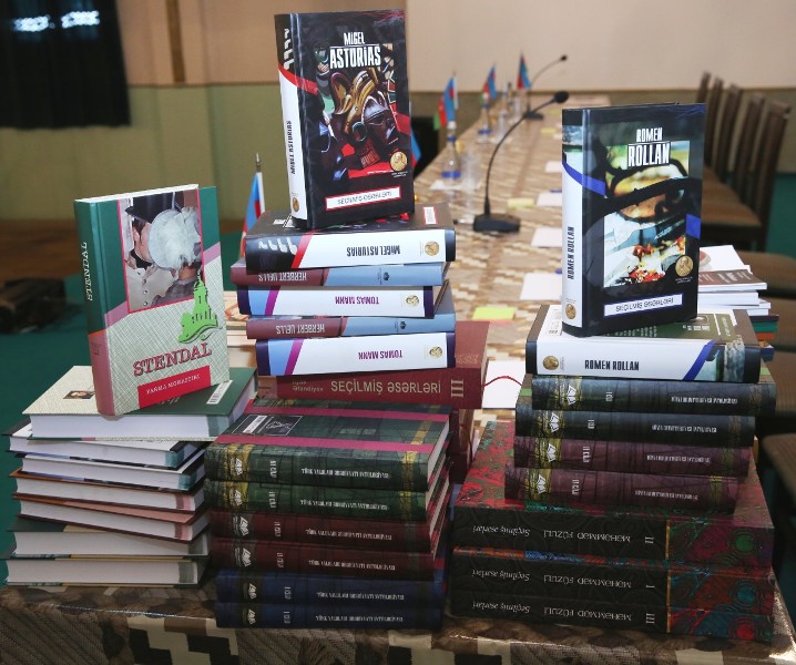 Bakıda məhbuslara kitab bağışladılar 