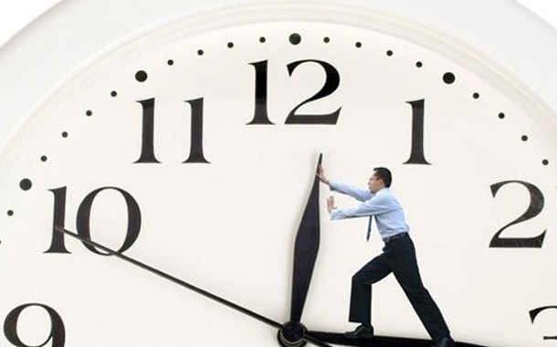 Ekspert yay-qış vaxtına keçidi bərpa etməyə çağırdı: “1.5 milyon şagird çətinə düşüb”  