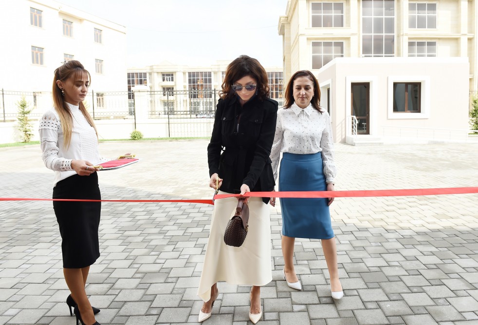 Mehriban Əliyeva yeni məktəb binasının açılışında - FOTOLAR