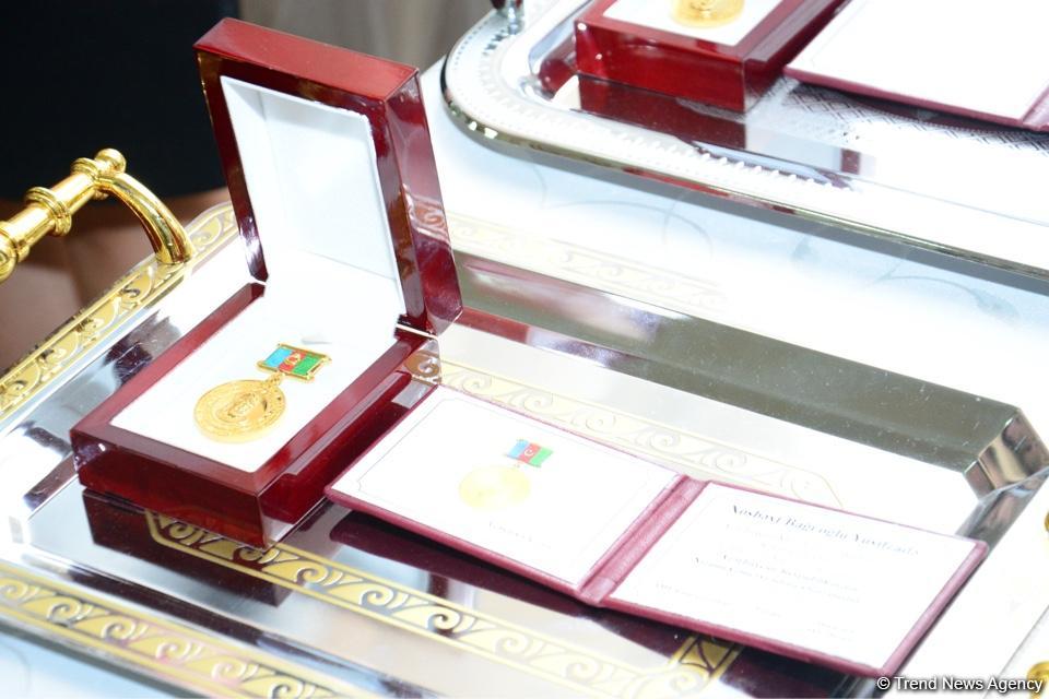 AMEA alimlərinə fəxri medallar veriləcək