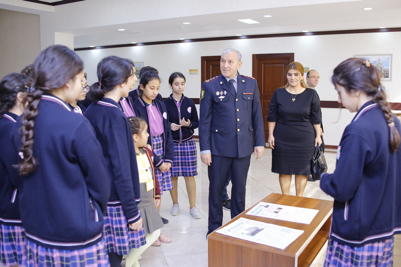 Məktəblilər polis idarəsində - Rəis onlara nə dedi?