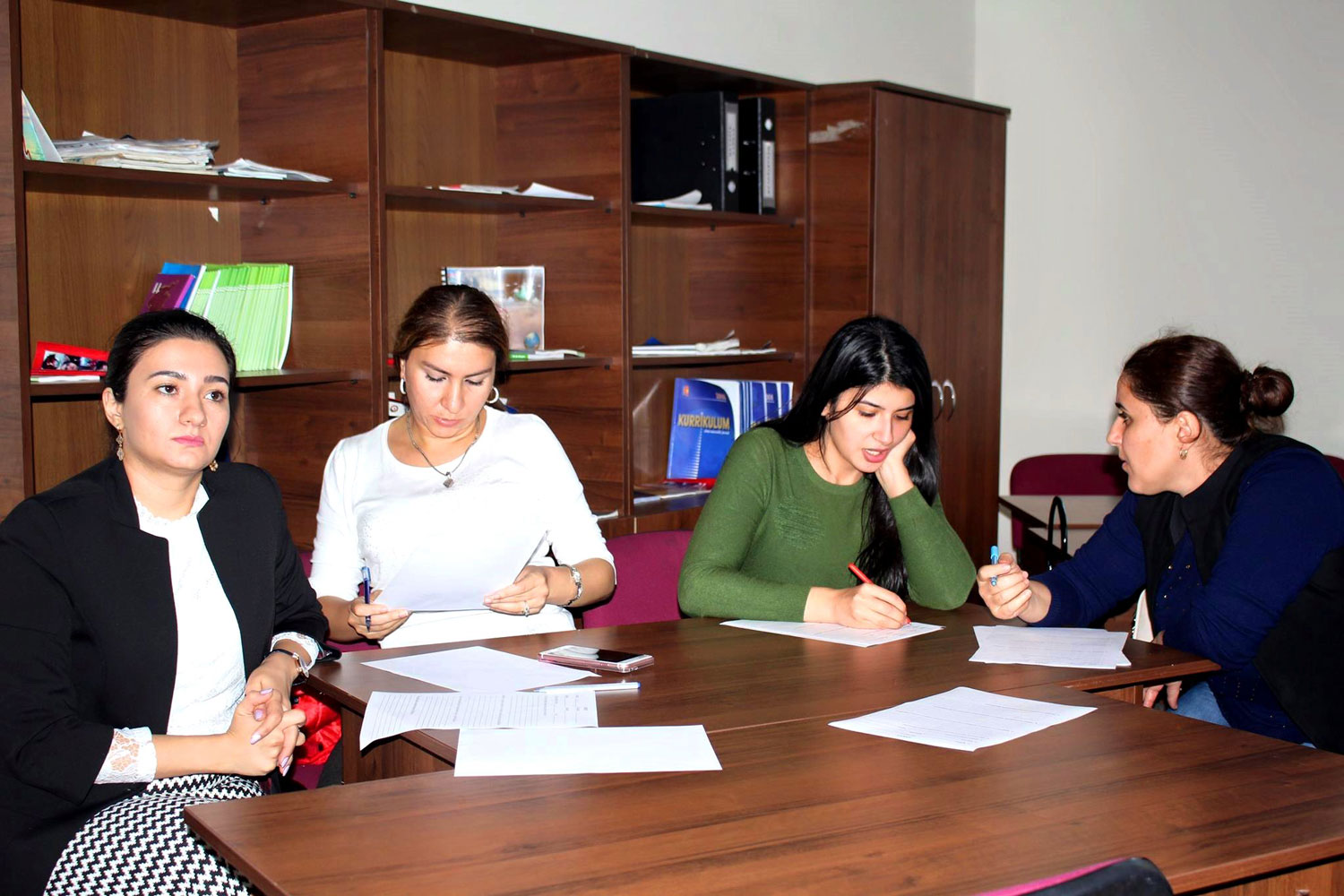 Paytaxt məktəblərində gənc müəllimlərlə görüşlər davam edir