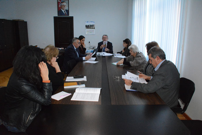 Misir Mərdanov bir qrup alimi topladı