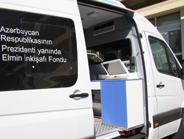 Alimlər səyyar laboratoriya vasitəsilə kompleks torpaq tədqiqatları aparır