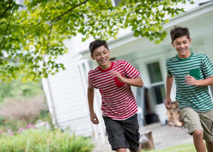 Əkizlər eyni sinifdə oxumalıdırmı?