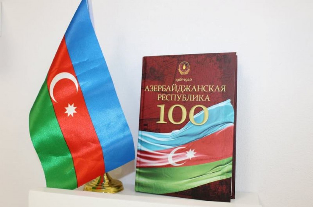 Mərkəzi Elmi Kitabxanada Dövlət Bayrağı Gününə həsr olunan sərgi açılıb  