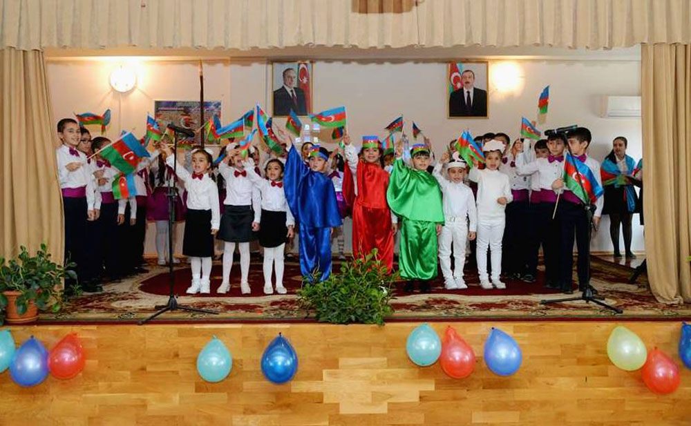 Paytaxt məktəblərində Dövlət Bayrağı Günü qeyd olunub