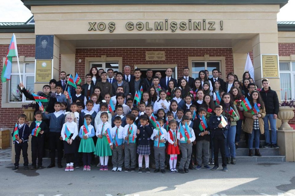 Məktəblilər Bayraq gününü Cocuq Mərcanlıda qeyd etdi