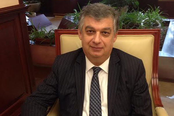 Deputat müəllim və həkimlərin maaşlarının azlığından şikayətləndi