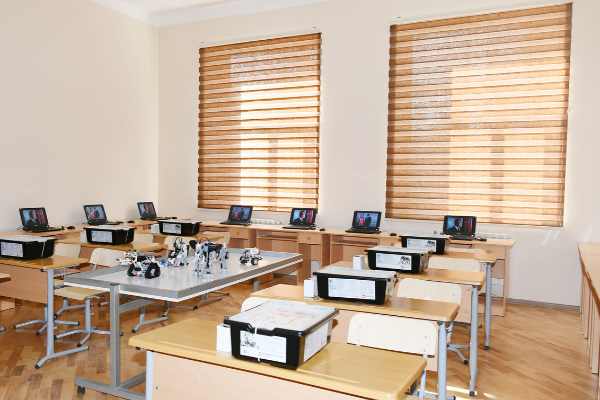 Orta məktəblərə təhsil robotları paylanılır