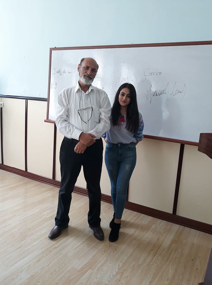 “Bəzi müəllimlər sovet dövründən qalma saralmış vərəqlərlə sinfə daxil olmasınlar” – BDU tələbəsi ilə “Atüstü söhbət”