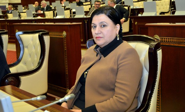 Nazirin millət vəkili olan qızı tələbəlikdən danışdı