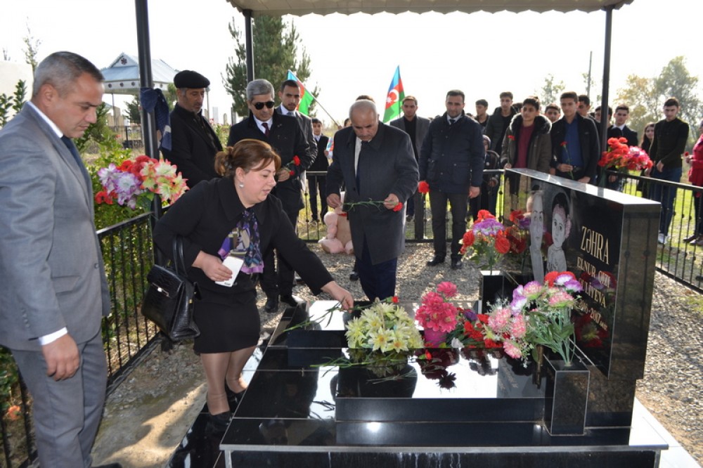 Məktəblilər balaca Zəhranın məzarını ziyarət ediblər