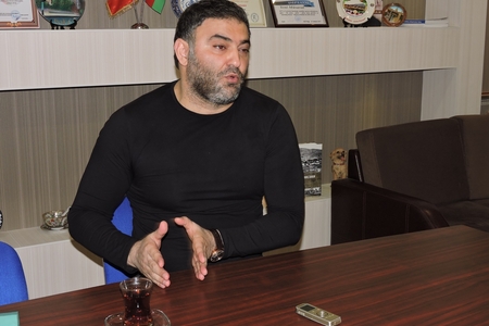 Aktyor döydüyü direktordan danışdı – “O, xəstəxanada elə-belə yatır, heç bir zədəsi yoxdur” 