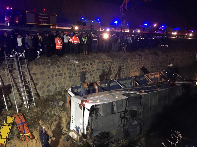 Hindistanda şagirdləri daşıyan avtobus kanala aşdı - 25 ölü