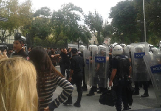 Kəsici alətlə universitetə hücum etdi - Ölən və yaralananlar var